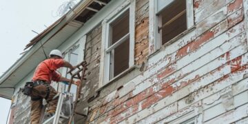 Why you should schedule siding repair services before cold weather
